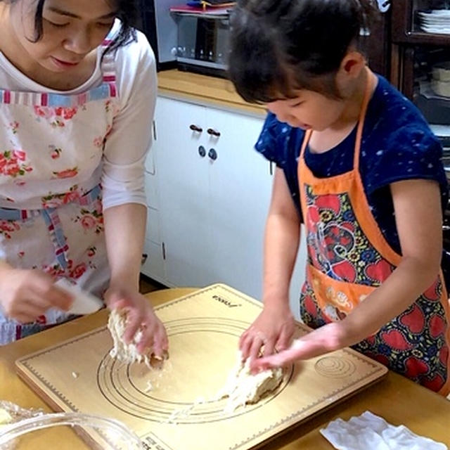 【親子レッスン開催報告】ベビーちゃんもふわふわ生地にご満悦なロールパン親子レッスン