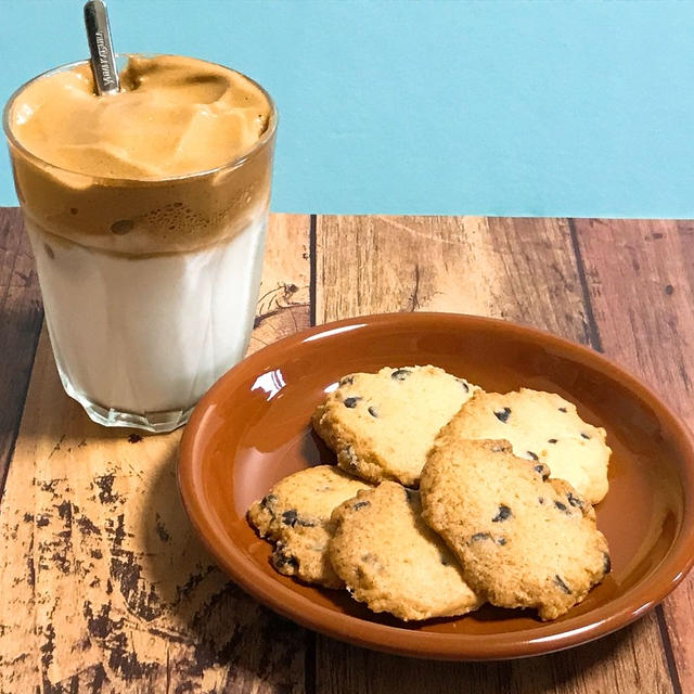 ダルゴナコーヒーとチョコチップクッキー