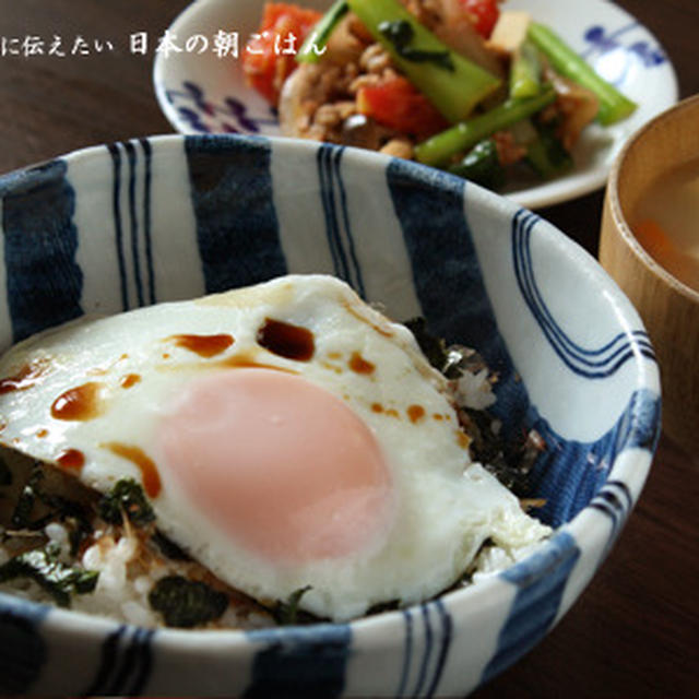 目玉焼き丼 トマトと小松菜の炒めもの 具だくさん味噌汁で朝ごはん By えみさん レシピブログ 料理ブログのレシピ満載