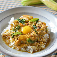 カレーが香るつゆで作る親子丼♪