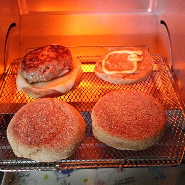 今日のランチは低糖質イングリッシュマフィンのバーガー
