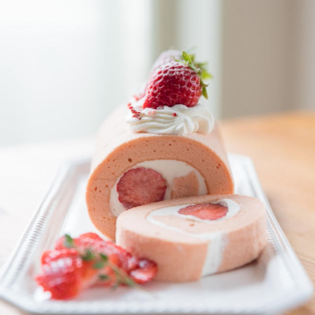 ふわっふわ、苺のシフォンロールケーキ ｜ レシピ・作り方