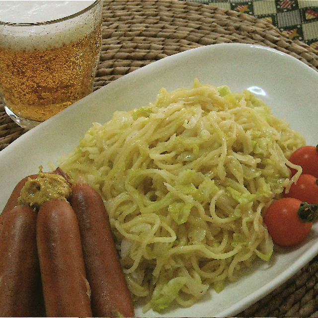 年末お疲れビールには簡単！時短！ソーセージとたっぷりキャベツの塩焼きそば