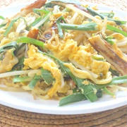 パパッと炒めて簡単おつまみごはん！ふんわり卵にちくわニラもやしのオイスター焼きそば。