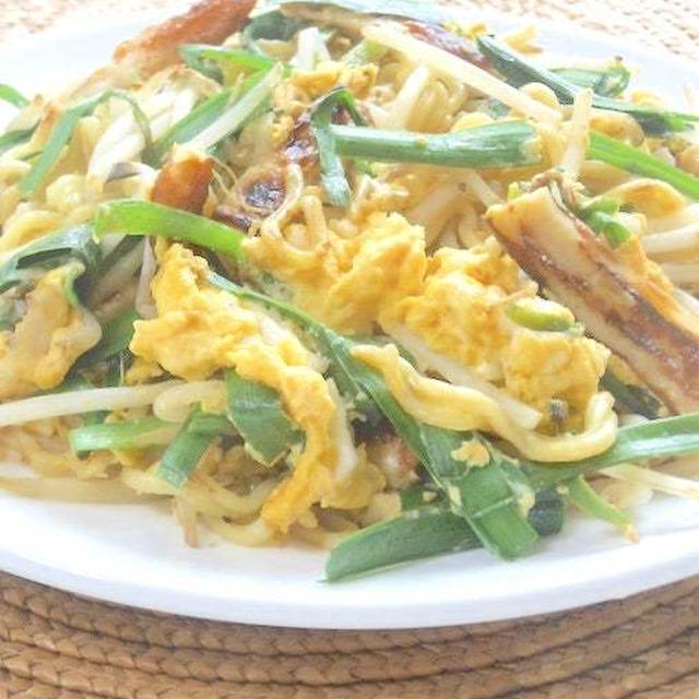 パパッと炒めて簡単おつまみごはん！ふんわり卵にちくわニラもやしのオイスター焼きそば。