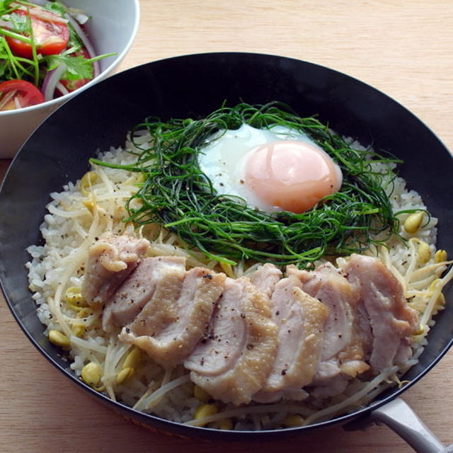 豆もやしとおかひじきの蒸し鶏ごはん。