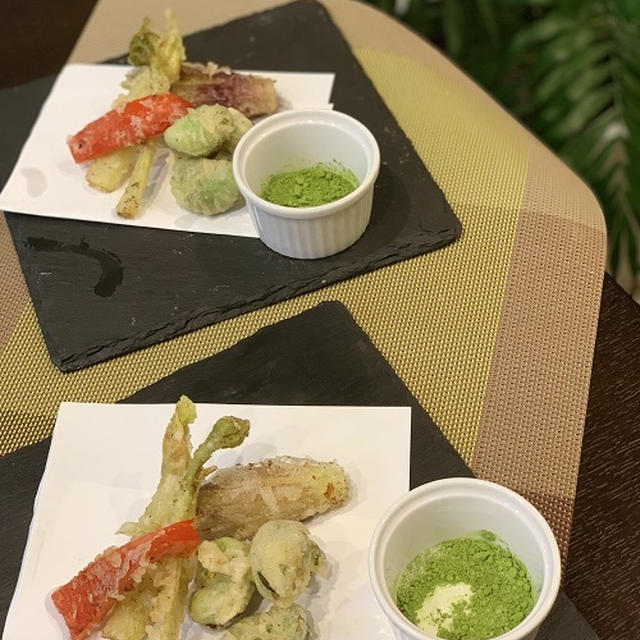 抹茶塩でそら豆フリッター・わさびソースで鮭のムース