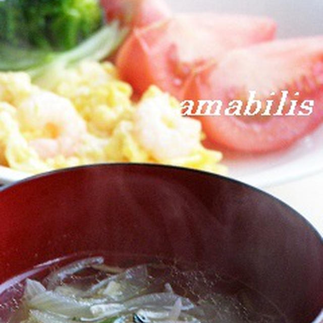 スクランブルエッグと野菜の定食