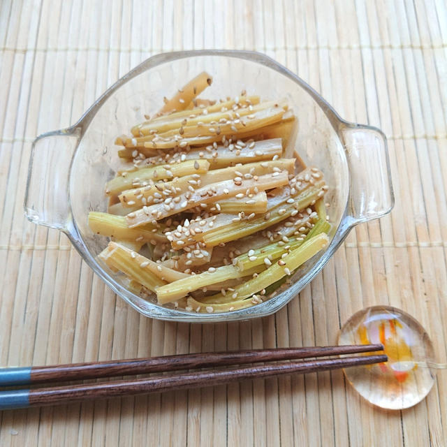 止まらない♪セロリの焼肉のたれポン酢マヨ炒め