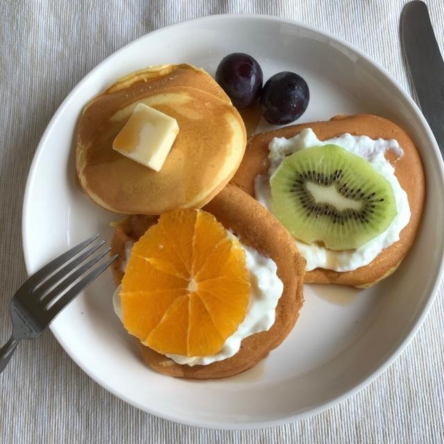 朝食にフルーツパンケーキ