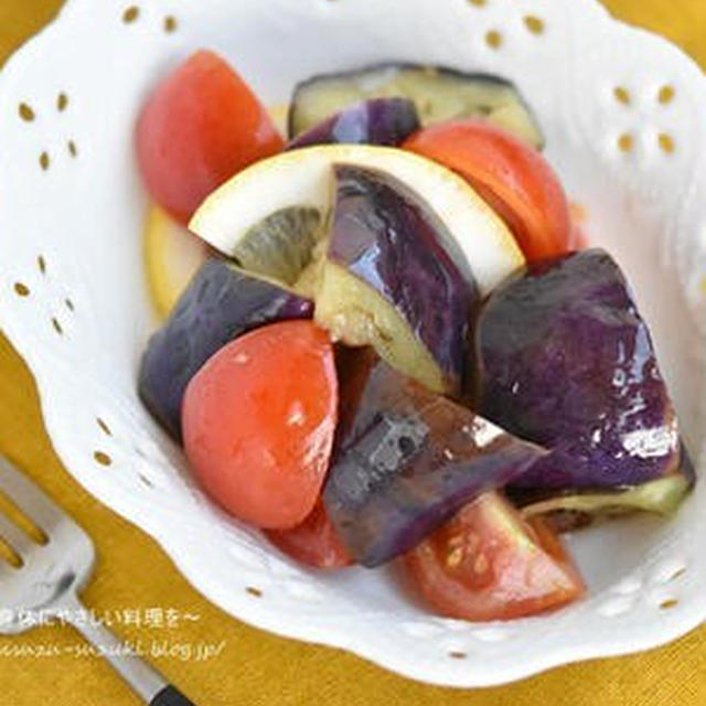 夏の献立にぴったり！レンジ蒸しなすのサラダ