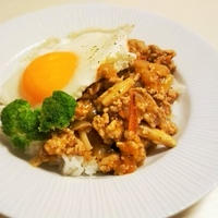 手軽にパパっとごちそう♪ひき肉のトマトバジル炒め