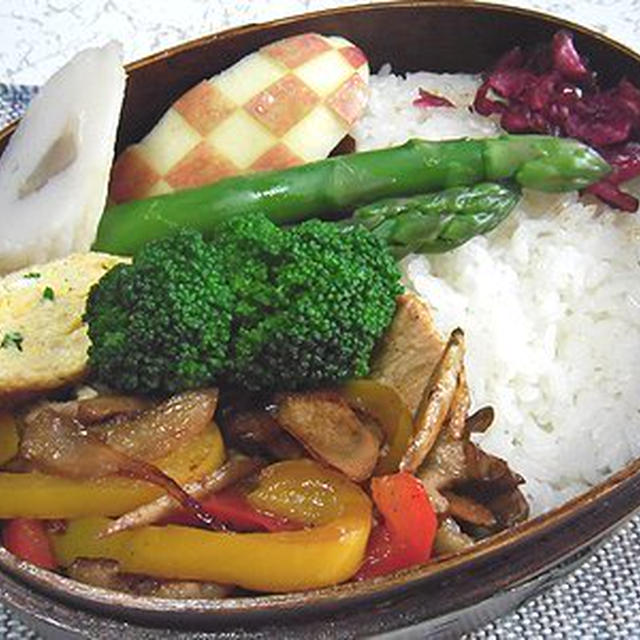 豚肉とごぼうのオイスターソース炒め弁当。イスで眠るにゃんこ