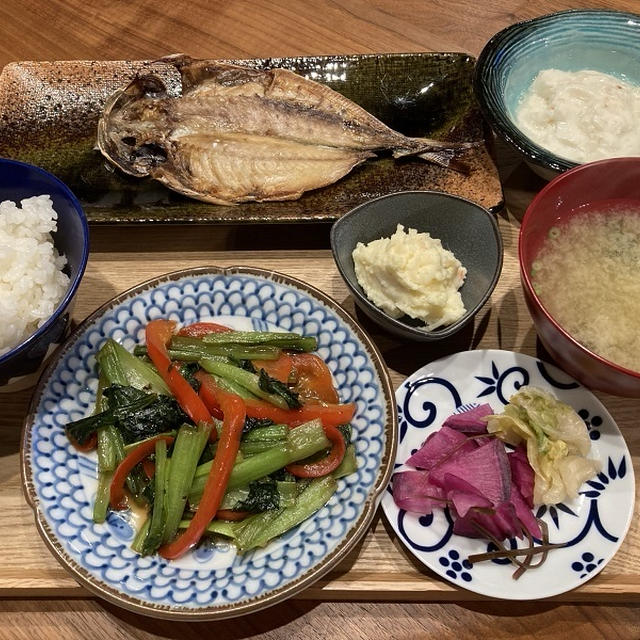 【献立】アジの開き、小松菜とパプリカのオイスターソース炒め、ポテトサラダ、手作り豆腐、お漬物、ワカメのお味噌汁