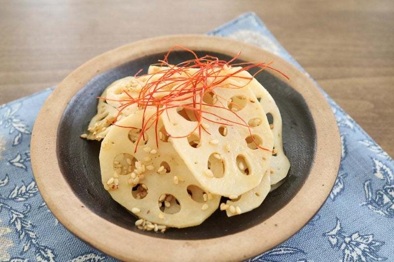 野菜の面倒な下ごしらえ不要！レンチンするだけ、5分で作る「れんこんのラー油和え」レシピ