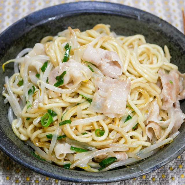 シンプル豚肉ともやしのトロ〜り焼きそば&久しぶりのビールでございます🍺