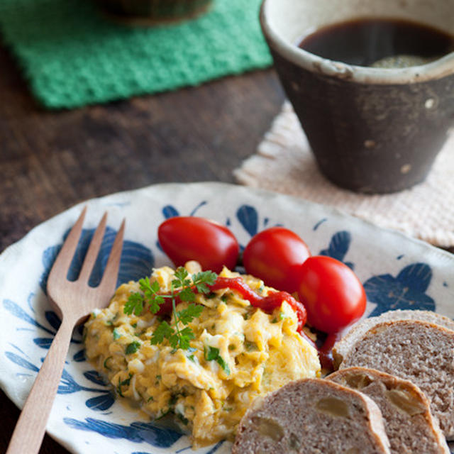 ハーブ入りスクランブルドエッグの昼食