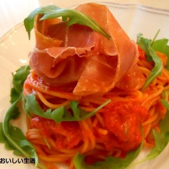 赤ピーマンのクリームソースパスタ　ルッコラと生ハム添え