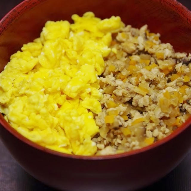 さばそぼろ丼 と 菊の花の甘酢漬け