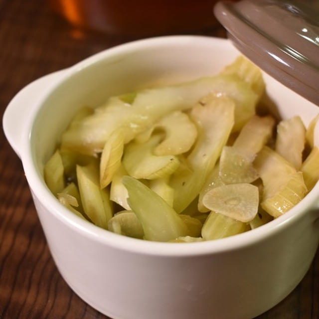 チンしてそのまま食卓に♪セロリのレンジ蒸し