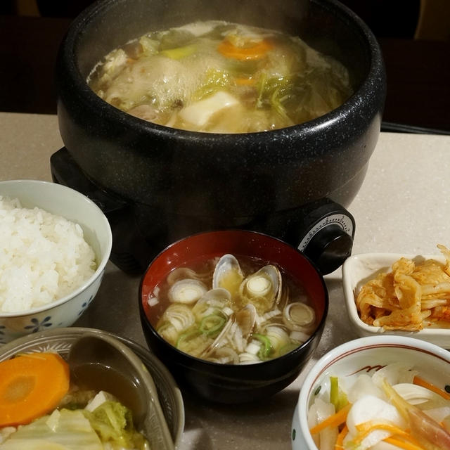 ■簡単な晩ご飯【ごま豆腐と肉野菜の煮込み鍋／浅利の味噌汁／蕪と茗荷の甘酢漬け　】です♪