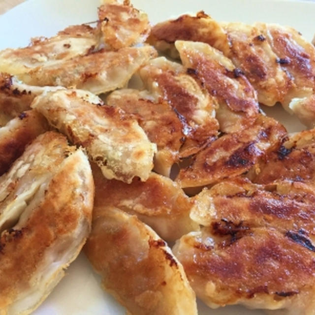 米粉の皮で餃子＆甘海老頭で出汁をとった汁にお餅を入れてランチ♪