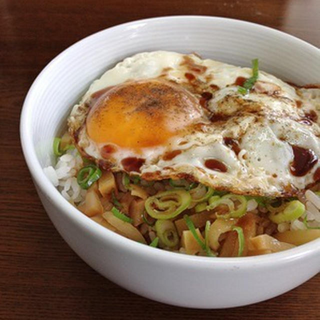 今日のお昼は炊きたてご飯で「中華風目玉焼き丼」