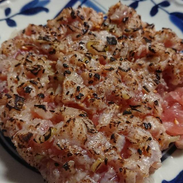 ねぎ塩ごま油だれで食べるマグロのユッケ炙り