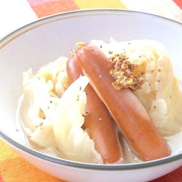 ボリュームたっぷり！まるごとキャベツとソーセージのシンプルスープ煮。