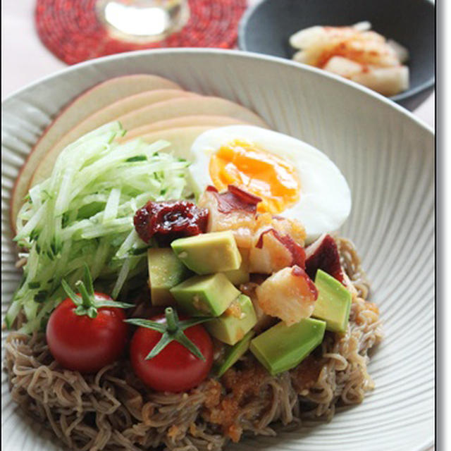 タコとアボカドのビビン麺 (비빔냉면)