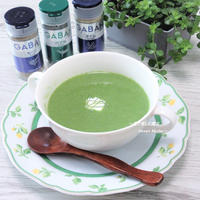 淡いグリーンが春らしい。飲むサラダ『松菜ハーブスープ』