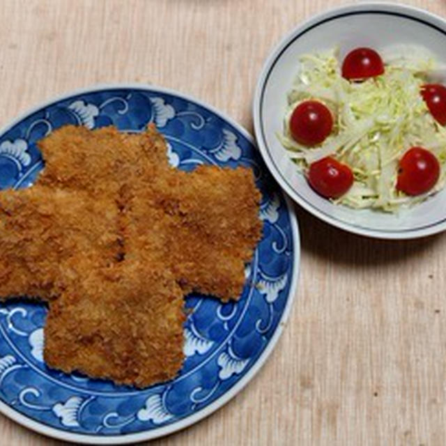 豚肩ロース肉でちょっと大きめの一口カツ、繊キャベツのサラダ