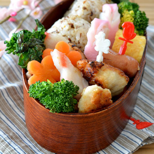 混ぜご飯おにぎりと鶏むね肉のから揚げのお弁当＊＊