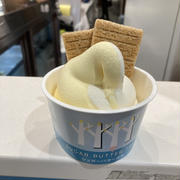 仕事帰りにSA足り寄りアイス。