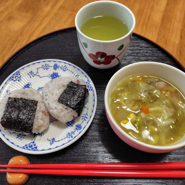 おにぎりと野菜スープ