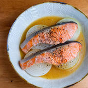 【レンジで５分だけ】魚料理のハードル、これ以上下げられない。鮭と玉ねぎのバター酒蒸し