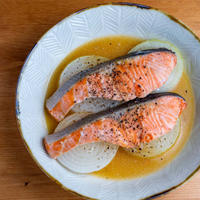 【レンジで５分だけ】魚料理のハードル、これ以上下げられない。鮭と玉ねぎのバター酒蒸し