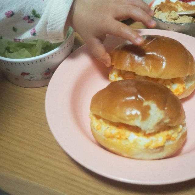 久しぶりにロールパンで適当卵サンド〜1歳5ヶ月の娘も