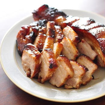 一晩漬けこんでオーブンで焼くだけなのに【この照りは反則な焼き豚】と今日は何の日