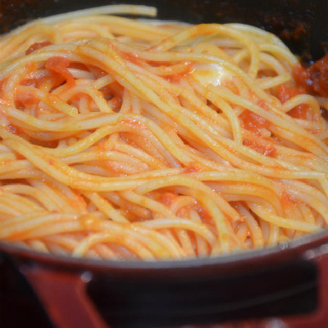 ストウブで「トマトソースパスタ」とたらこパスタ。