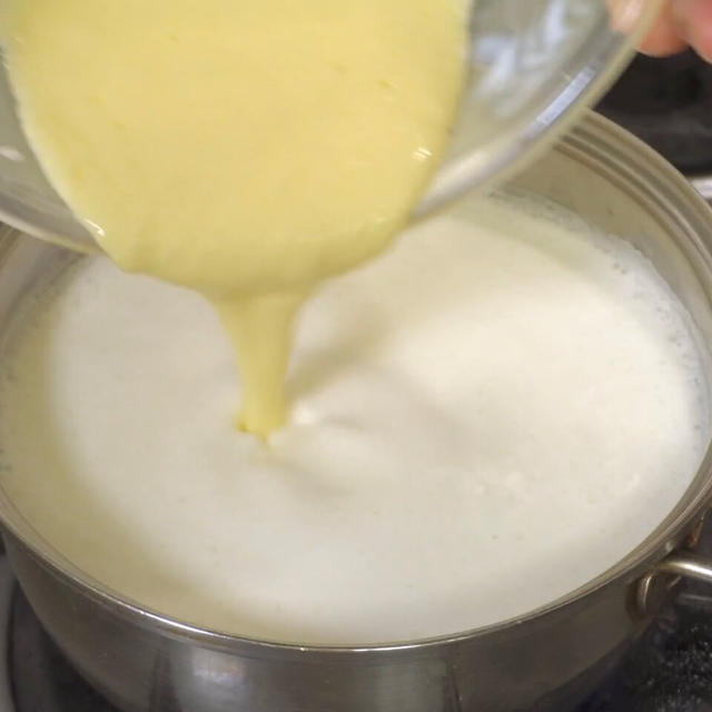 沸騰したミルクに卵を注いでチーズができるのか？