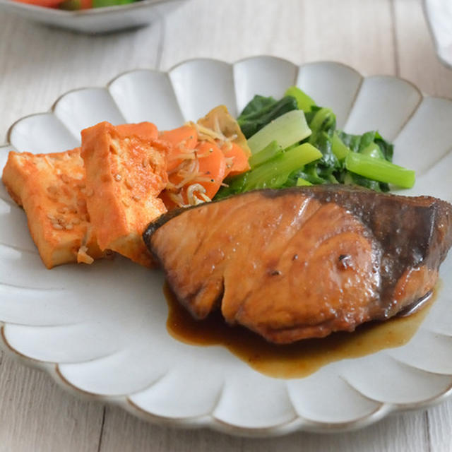 ブリの照り焼きプレート（付け合わせは作り置きから）のごはんの日。
