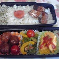 今日のお弁当、ピーマンと黄色のパプリカ炒めとか、ちくわの煮付けとか♪