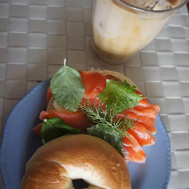 スモークサーモンとクリームチーズのベーグルサンド