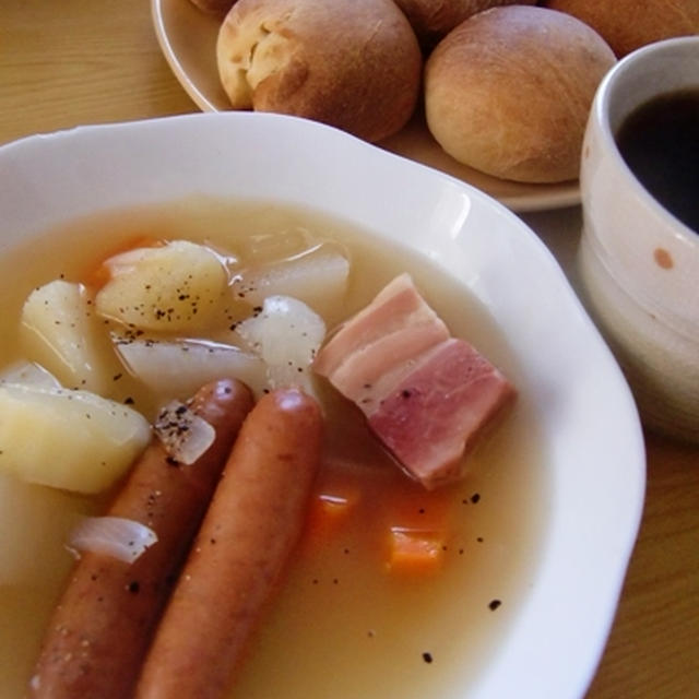 ソーセージと根菜のスープとパンの朝食