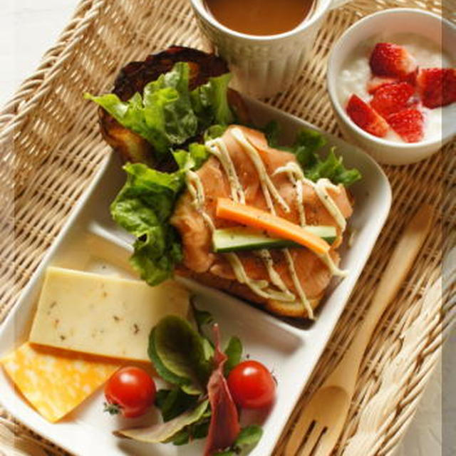 * プレミアム食パンでスモークサーモンサンド♪