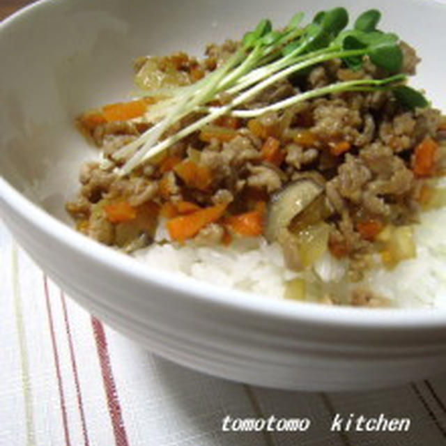 豚挽肉の甘辛そぼろ丼