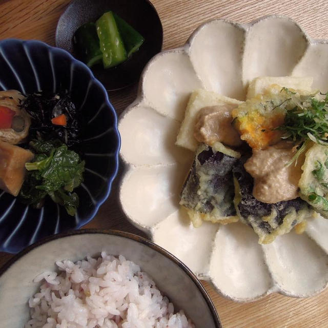 揚げ豆腐と夏野菜の天ぷら　薬味ゴマダレ