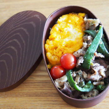 曲げわっぱ風のお弁当。