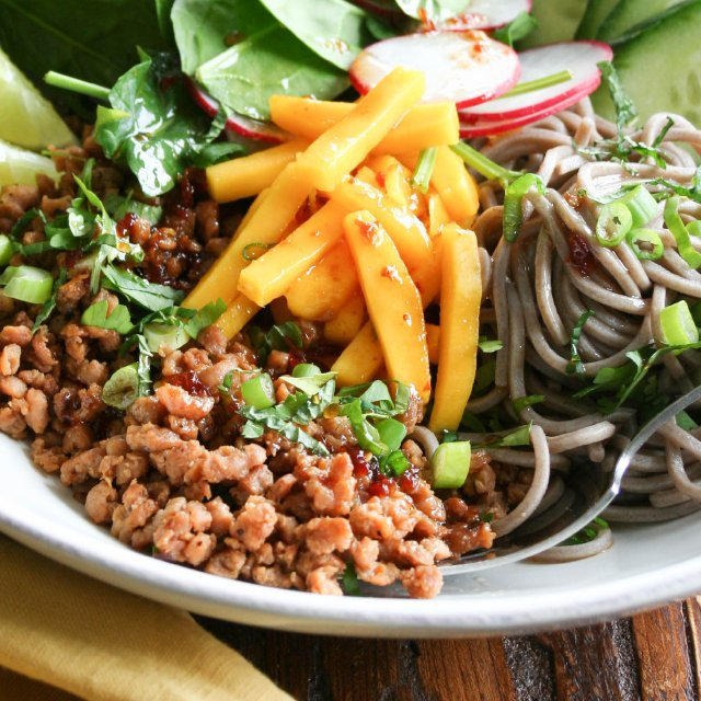 Mango Herb Soba Salad with Sweet Chili Dressingマンゴーハーブ蕎麦サラダスイートチリドレッシング